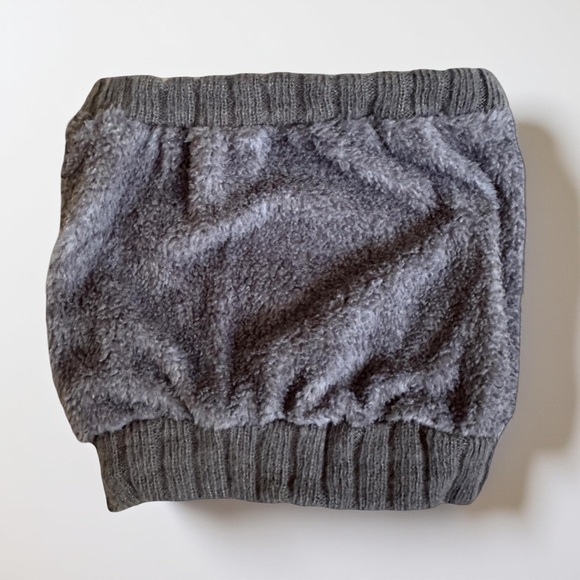 Gray Ribbed Knit Neck Warmer Scarf with Faux Fur Lining - Picture 4 of 5